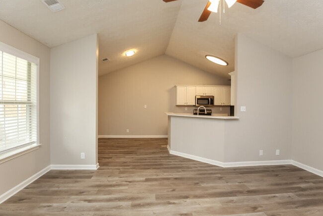 Photo - 173 Williamsburg Way