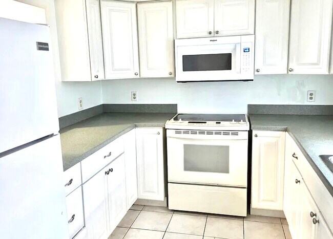 New stove coming! - 5651 Rattlesnake Hammock Rd Unit Golf View Manor