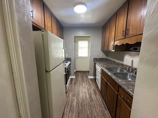 Photo - Downstairs unit NO CARPET ON GOLF COURSE!!! Unidad A