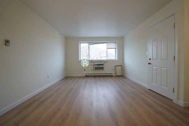 Building Photo - 11 Embassy Rd Unit 37