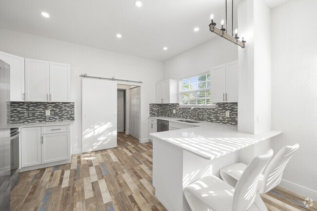 Building Photo - 331 NW 1st Ave Unit b Rental