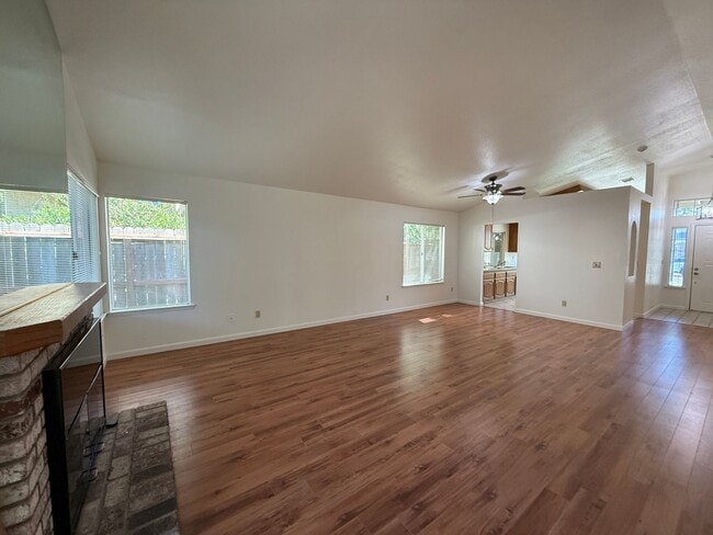 Photo - 749 Oak Brook Dr