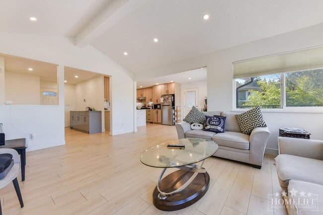 Photo - Spacious 3 Bedroom Upper Floor Home for Rent – North Delta Unit Upper House