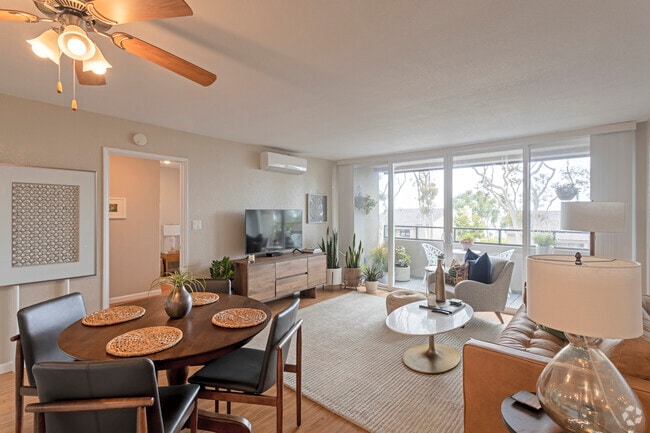 2BR, 2BA - 1050SF