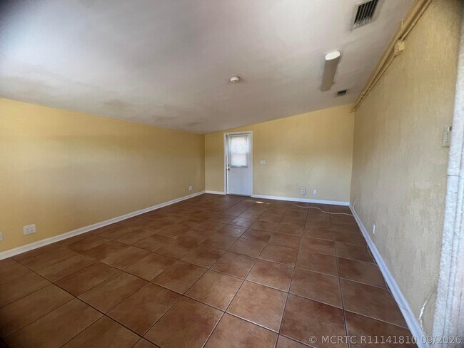 4052 Collin Dr