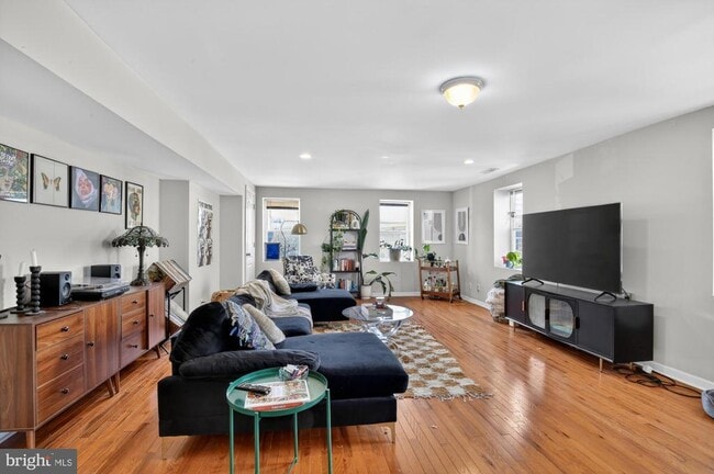 Building Photo - 1127 E Susquehanna Ave Unit 2