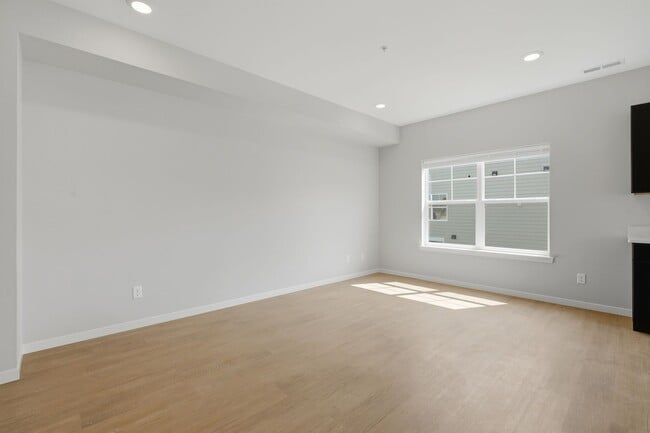 Photo - 142 Russ Dr SW