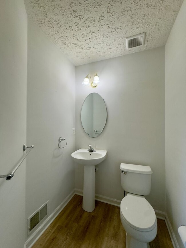 Photo - 537 MacIntosh Cir