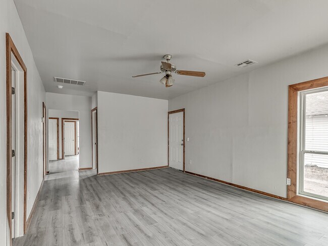 Photo - 118 S Miles Ave