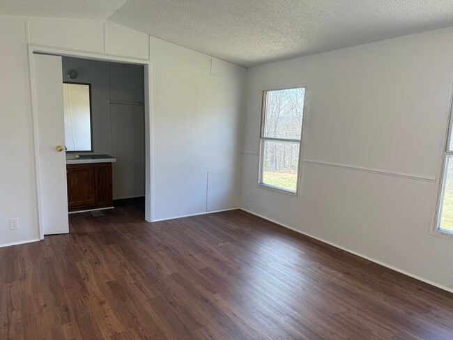 Photo - Single-wide manufactured home in Fairview, NC
