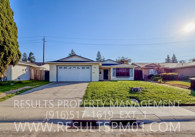 Building Photo - Four bedroom in North Highlands