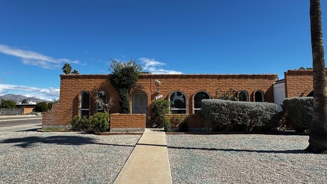 Building Photo - Eastside (Broadway/Harrison) 3 bedroom, 2 bath home, 2 car garage with workshop/storage, a/c and ...