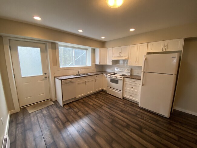 Photo - 8808-8817 17 St