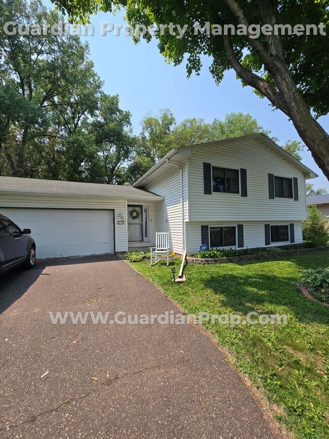 Split Level Home in Roseville Available 8/... - Split Level Home in Roseville Available 8/...