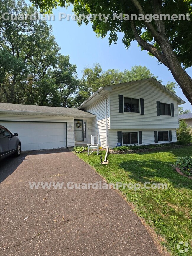 Building Photo - Split Level Home in Roseville Available 8/...