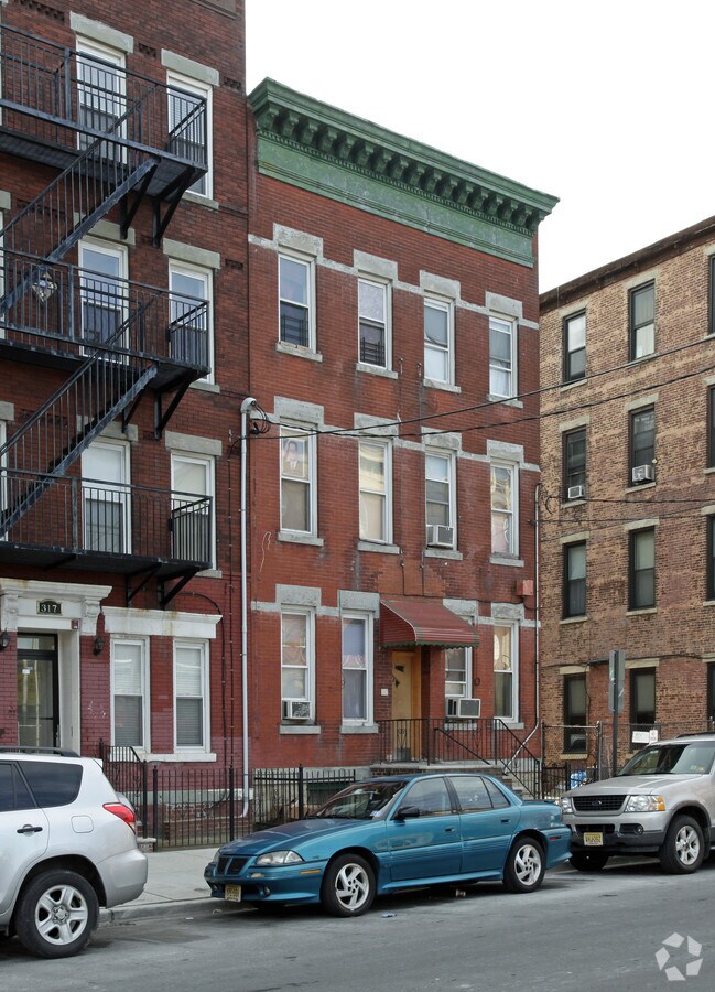 Photo - 319 29th St Apartments