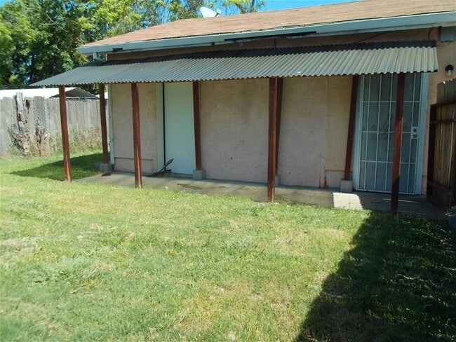 Building Photo - 1115 Holly Ave Unit C