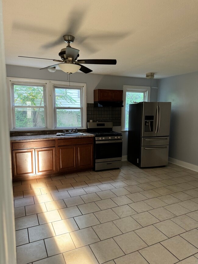 Building Photo - 49 Buell St Unit 1 floor