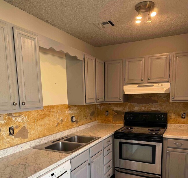 Photo - 2 Bedroom 1 Bath 1 Car Garage - Central Broken Arrow Location!