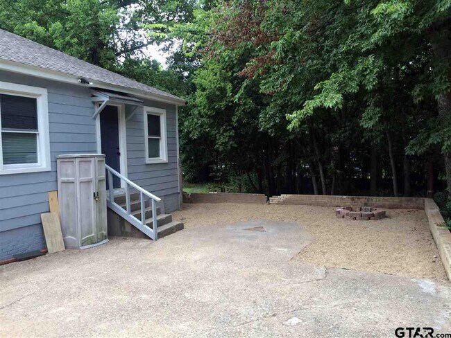 Photo - 611 W Bryan St