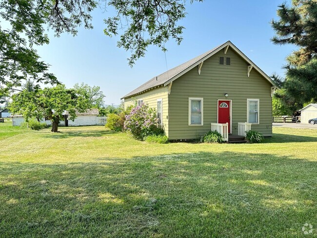 Building Photo - 2 Bed, 1 Bath House with Laundry Across fr...