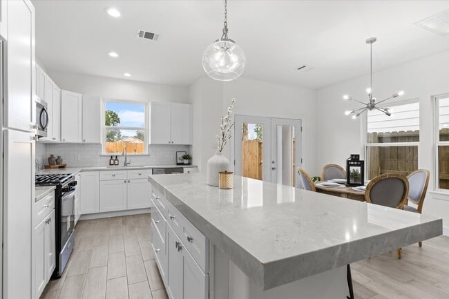 Photo - 7904 Sealey St