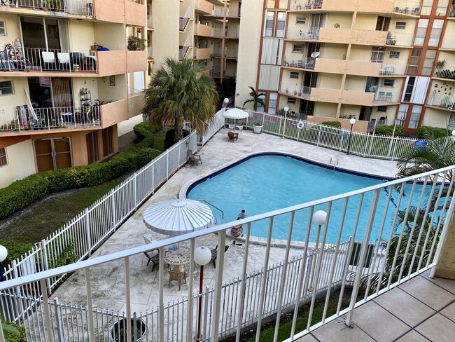 View from balcony - 1750 W 46th St Unidad 321 Rental