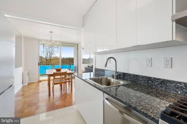 Photo - 10201 Grosvenor Pl