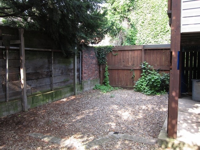 Shared courtyard - 1016 Bingham St Apartments Unit 1