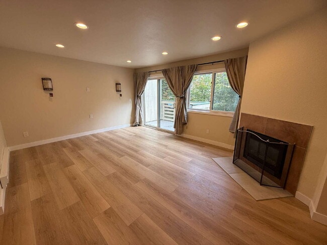 Photo - Fully Remodeled Bellevue Condo Available Now! Unidad #B8