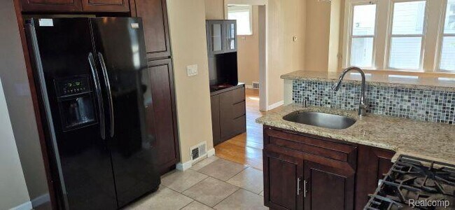 Photo - 830 Knowles St