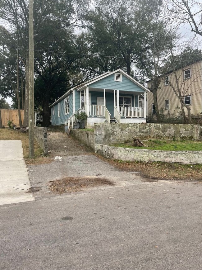 Building Photo - Charming Ranch Close to Downtown Charleston