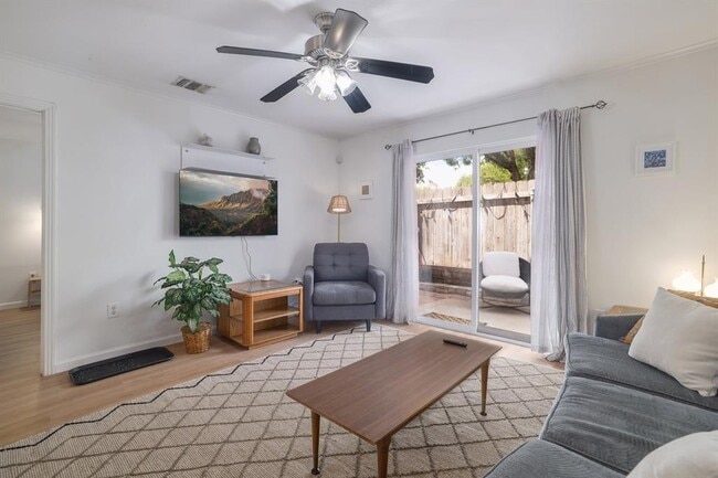 Photo - 1422 Collier St Unit 105