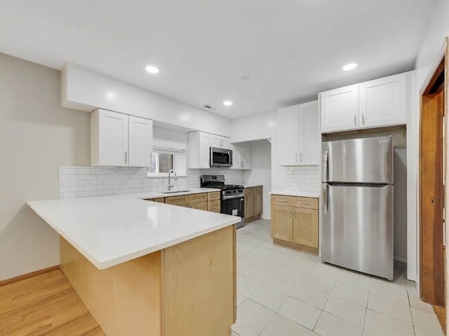 Building Photo - 4942 N Sheridan Rd Unit 7