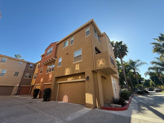 Building Photo - Tri-level 3-bedroom 3-bathroom townhouse located in Chula Vista, CA