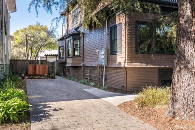 Photo - 857 Laurel St