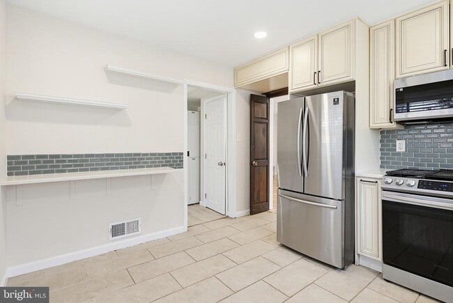 Building Photo - 9717 Hedin Dr