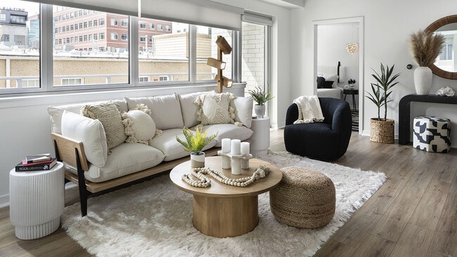 Sala de estar del apartamento con pisos de madera.