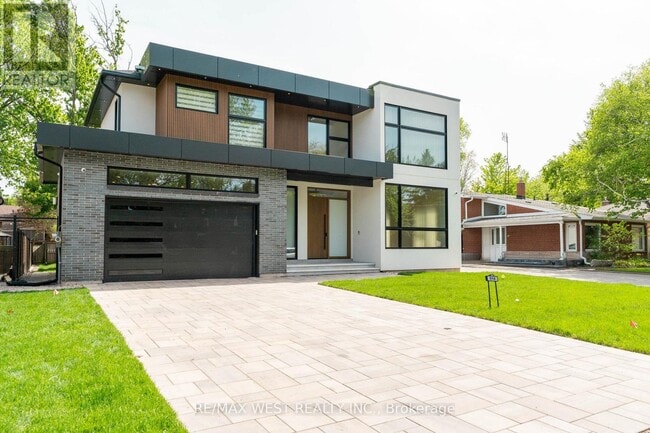 Photo - 510 Wellington Crescent