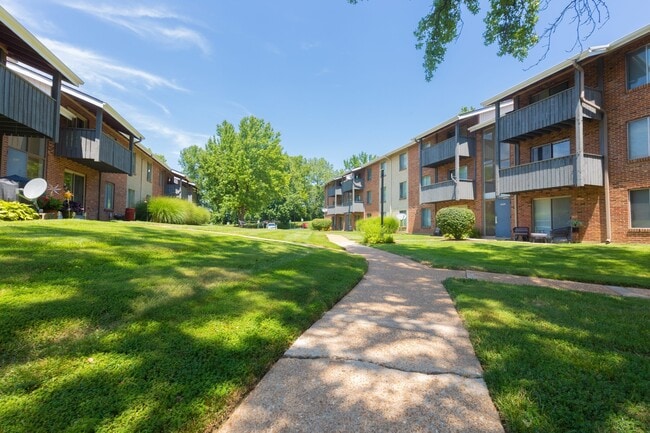 Photo - Waterford Square