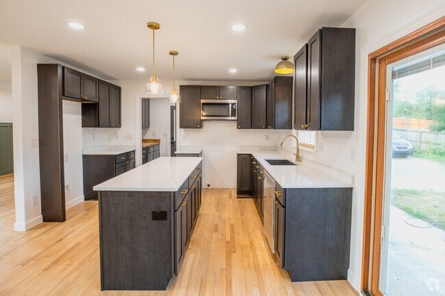 Building Photo - 200 Sewanee Cir Rental