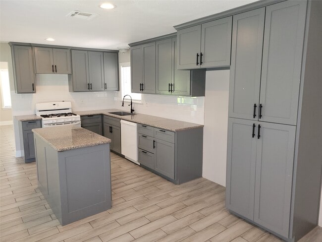 Photo - 7803 Broadview Dr