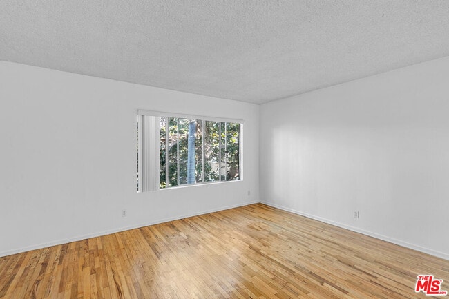 Photo - 1627 S Bundy Dr Unidad 1