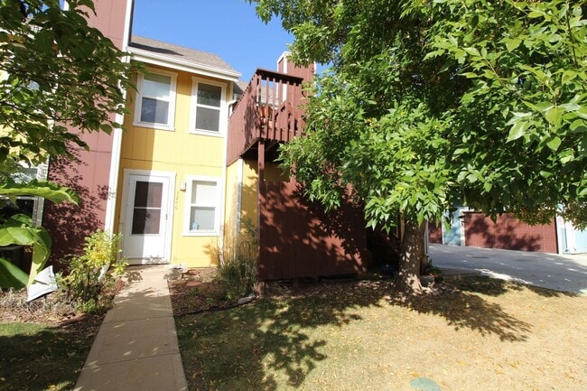 Building Photo - Fantastic Townhome