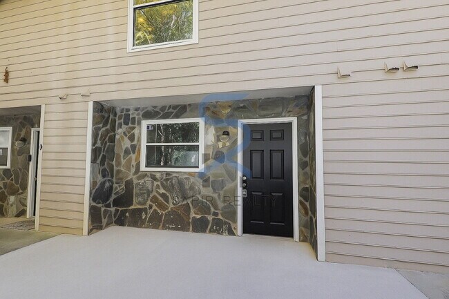 Photo - Move in before December 31st and choose your reward: a $250 Amazon Gift Card or a 55 Smart TV! Unidad C