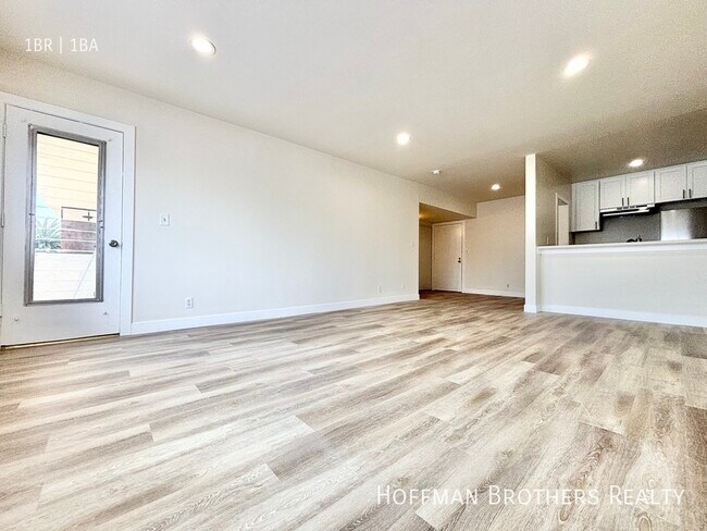 Photo - 1784 N Sycamore Ave Unidad 210A