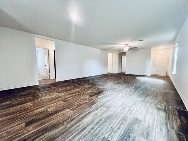 Photo - 520 Locksley Cove
