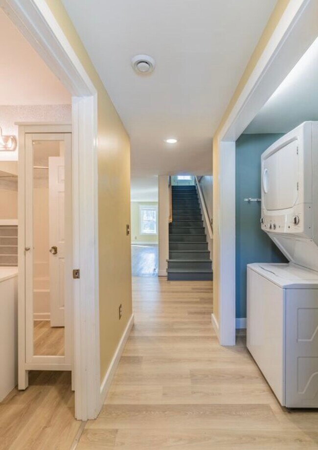 Entrance & Washer/Dryer - 449 High St