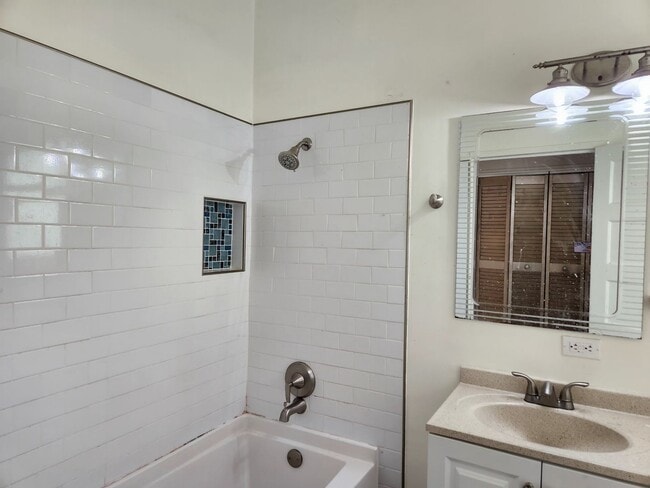 Photo - 2923-2925 Martin Luther King Jr. Way Unidad 2925 MLK