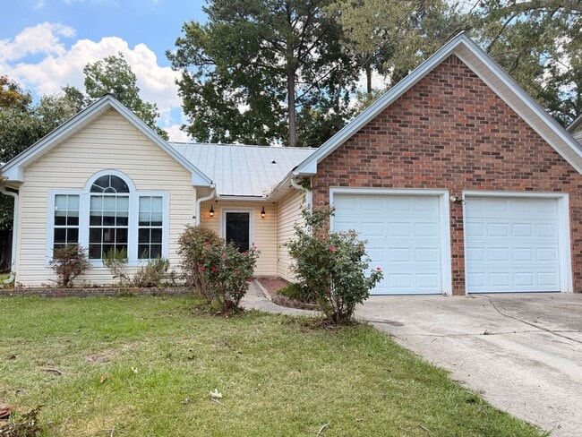 Building Photo - 3 Bedroom Home off Otranto!